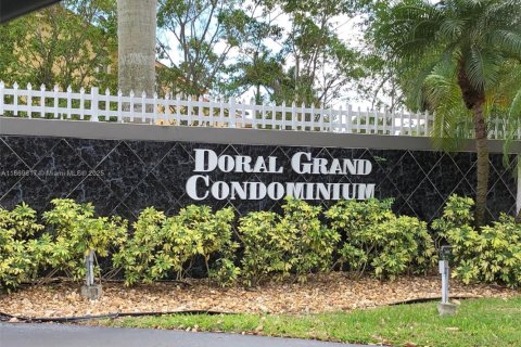 Casa en alquiler en Doral, Florida, 3 dormitorios, 108.7 m2 № 1923350 - foto 1