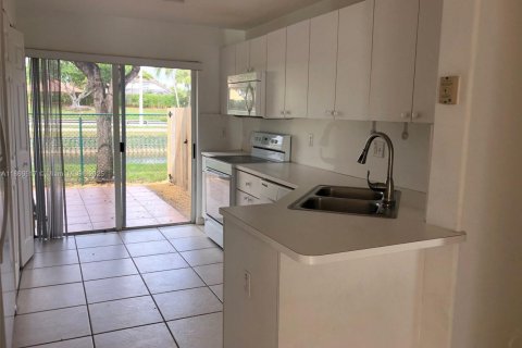 Casa en alquiler en Doral, Florida, 3 dormitorios, 108.7 m2 № 1923350 - foto 3