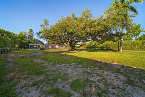 House in Davie, Florida 3 bedrooms, 171.13 sq.m. № 1889000 - photo 13