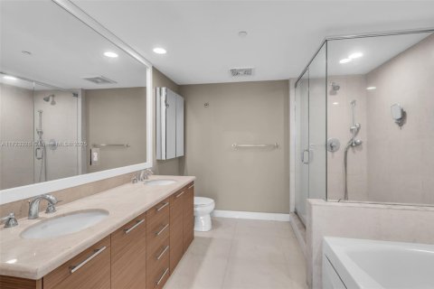 Condominio en venta en Miami, Florida, 3 dormitorios, 126.07 m2 № 2034740 - foto 25