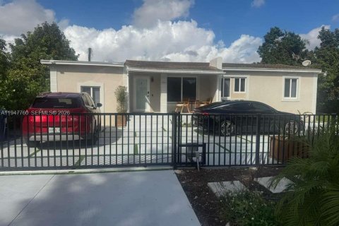 Villa ou maison à vendre à Miami, Floride: 3 chambres, 119.66 m2 № 2008654 - photo 2