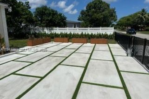 Villa ou maison à vendre à Miami, Floride: 3 chambres, 119.66 m2 № 2008654 - photo 4