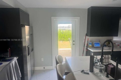 Villa ou maison à vendre à Miami, Floride: 3 chambres, 119.66 m2 № 2008654 - photo 12