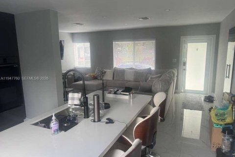 Villa ou maison à vendre à Miami, Floride: 3 chambres, 119.66 m2 № 2008654 - photo 10