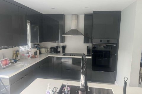 Villa ou maison à vendre à Miami, Floride: 3 chambres, 119.66 m2 № 2008654 - photo 11