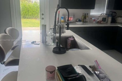 Villa ou maison à vendre à Miami, Floride: 3 chambres, 119.66 m2 № 2008654 - photo 13