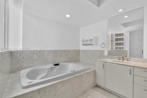 Condominio en venta en Miami, Florida, 2 dormitorios, 142.05 m2 № 1768766 - foto 18