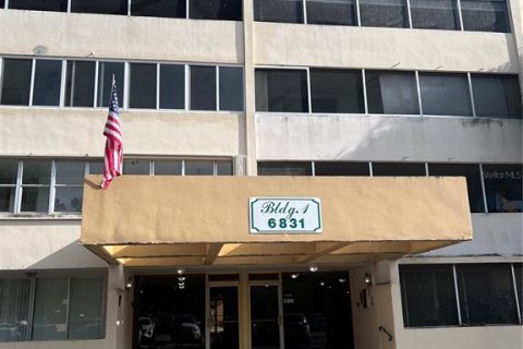 Condo in Miami, Florida, 3 bedrooms  № 1824327 - photo 1