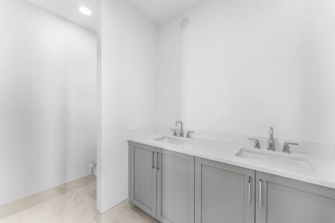 Condo in Riviera Beach, Florida, 2 bedrooms № 2190047 - photo 19