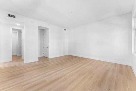 Condo in Riviera Beach, Florida, 2 bedrooms № 2190047 - photo 22