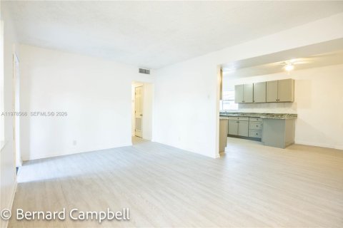 Снять в аренду виллу или дом в Форт-Лодердейл, Флорида 3 спальни, 167.41м2, № 2043988 - фото 3