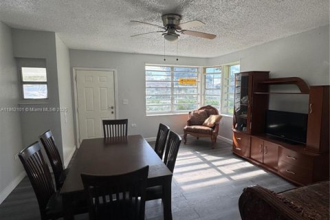 House in Miami, Florida 4 bedrooms, 390.75 sq.m. № 1892488 - photo 4