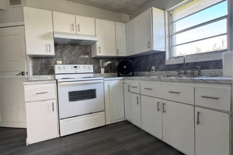 House in Miami, Florida 4 bedrooms, 390.75 sq.m. № 1892488 - photo 6