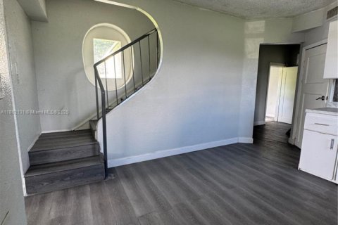 House in Miami, Florida 4 bedrooms, 390.75 sq.m. № 1892488 - photo 9