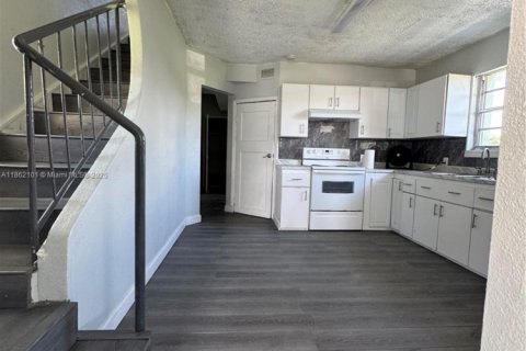 House in Miami, Florida 4 bedrooms, 390.75 sq.m. № 1892488 - photo 5