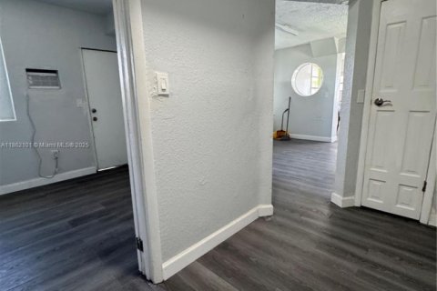 House in Miami, Florida 4 bedrooms, 390.75 sq.m. № 1892488 - photo 21