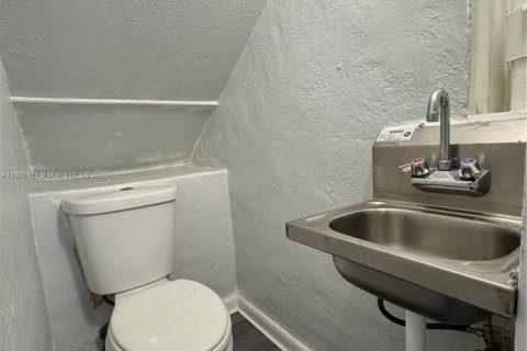 House in Miami, Florida 4 bedrooms, 390.75 sq.m. № 1892488 - photo 10