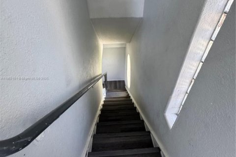 House in Miami, Florida 4 bedrooms, 390.75 sq.m. № 1892488 - photo 8