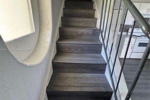 House in Miami, Florida 4 bedrooms, 390.75 sq.m. № 1892488 - photo 7