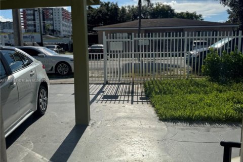 House in Miami, Florida 4 bedrooms, 390.75 sq.m. № 1892488 - photo 23