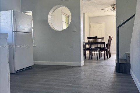 House in Miami, Florida 4 bedrooms, 390.75 sq.m. № 1892488 - photo 16