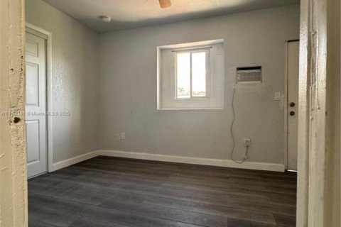 House in Miami, Florida 4 bedrooms, 390.75 sq.m. № 1892488 - photo 19