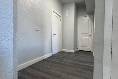 House in Miami, Florida 4 bedrooms, 390.75 sq.m. № 1892488 - photo 20