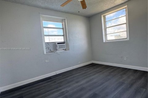 House in Miami, Florida 4 bedrooms, 390.75 sq.m. № 1892488 - photo 15