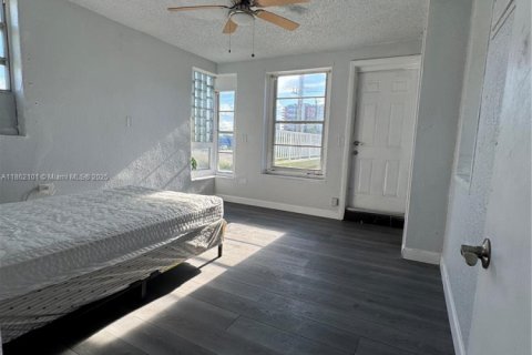 House in Miami, Florida 4 bedrooms, 390.75 sq.m. № 1892488 - photo 12