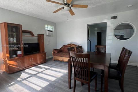 House in Miami, Florida 4 bedrooms, 390.75 sq.m. № 1892488 - photo 1