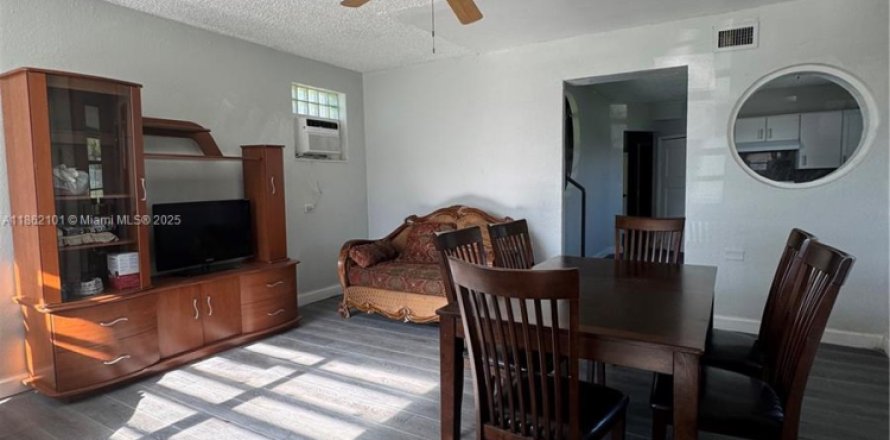 Villa ou maison à Miami, Floride 4 chambres, 390.75 m2 № 1892488