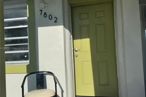 House in Miami, Florida 4 bedrooms, 390.75 sq.m. № 1892488 - photo 24