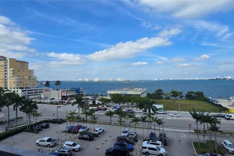 Condo in North Bay Village, Florida, 3 bedrooms  № 1970115 - photo 17