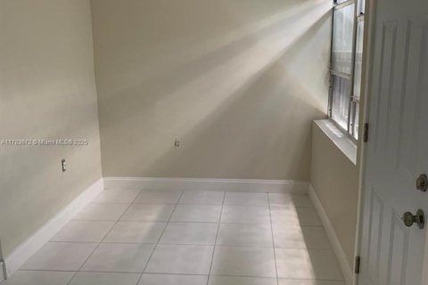 House in Miami, Florida 3 bedrooms, 119.57 sq.m. № 1684044 - photo 2