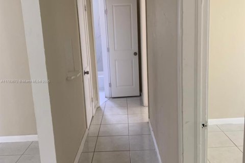 House in Miami, Florida 3 bedrooms, 119.57 sq.m. № 1684044 - photo 8