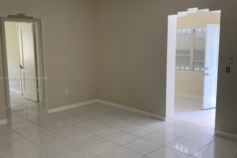 House in Miami, Florida 3 bedrooms, 119.57 sq.m. № 1684044 - photo 12