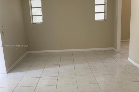 House in Miami, Florida 3 bedrooms, 119.57 sq.m. № 1684044 - photo 3