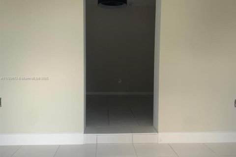 House in Miami, Florida 3 bedrooms, 119.57 sq.m. № 1684044 - photo 1