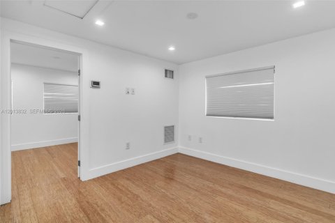 Villa ou maison à vendre à Miami, Floride: 6 chambres, 306.48 m2 № 2075988 - photo 16