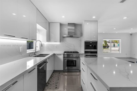 Villa ou maison à vendre à Miami, Floride: 6 chambres, 306.48 m2 № 2075988 - photo 22