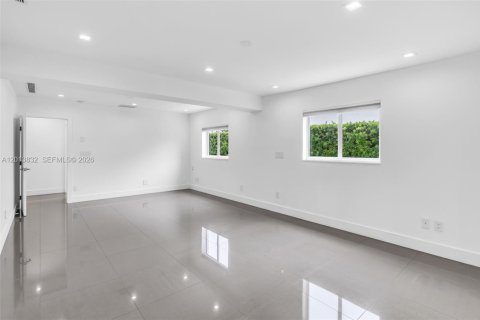 Villa ou maison à vendre à Miami, Floride: 6 chambres, 306.48 m2 № 2075988 - photo 8