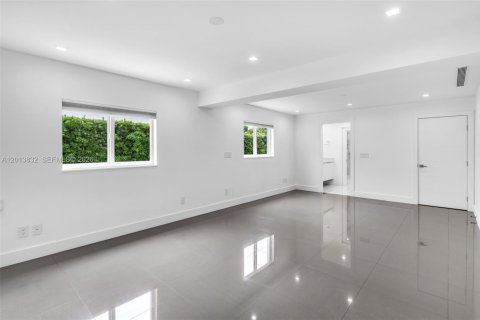 Villa ou maison à vendre à Miami, Floride: 6 chambres, 306.48 m2 № 2075988 - photo 7