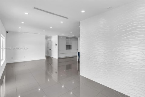 Villa ou maison à vendre à Miami, Floride: 6 chambres, 306.48 m2 № 2075988 - photo 24