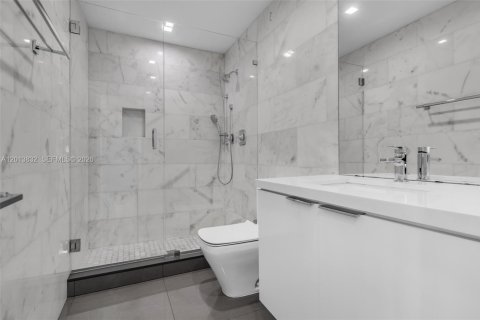Villa ou maison à vendre à Miami, Floride: 6 chambres, 306.48 m2 № 2075988 - photo 2