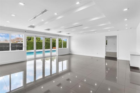 Villa ou maison à vendre à Miami, Floride: 6 chambres, 306.48 m2 № 2075988 - photo 27