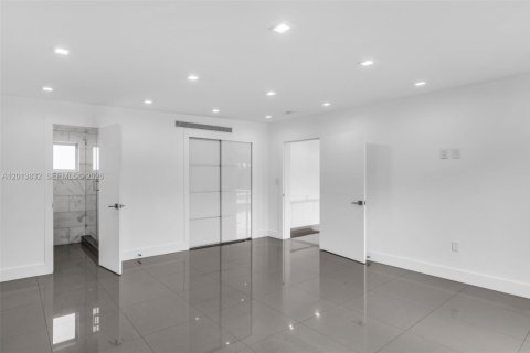 Villa ou maison à vendre à Miami, Floride: 6 chambres, 306.48 m2 № 2075988 - photo 29
