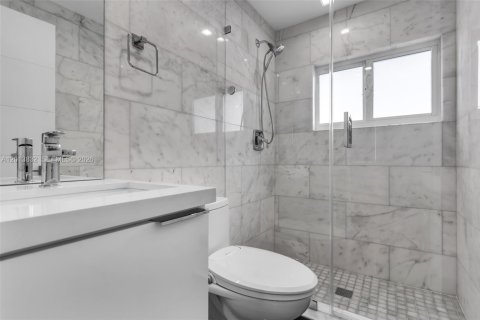 Villa ou maison à vendre à Miami, Floride: 6 chambres, 306.48 m2 № 2075988 - photo 13