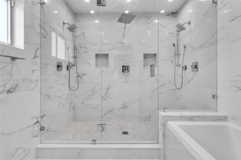 Villa ou maison à vendre à Miami, Floride: 6 chambres, 306.48 m2 № 2075988 - photo 11