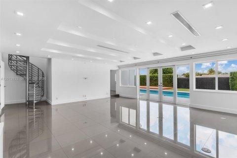 Villa ou maison à vendre à Miami, Floride: 6 chambres, 306.48 m2 № 2075988 - photo 26