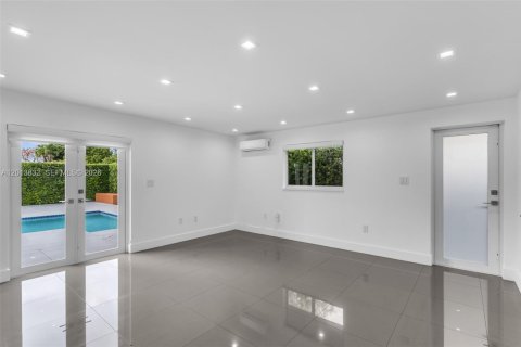 Villa ou maison à vendre à Miami, Floride: 6 chambres, 306.48 m2 № 2075988 - photo 28